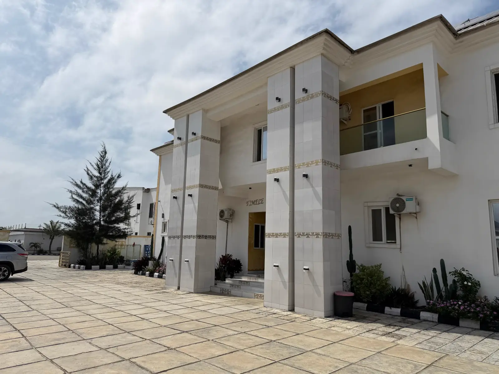 The front entrance and driveway at Timeless Haven & Cottage